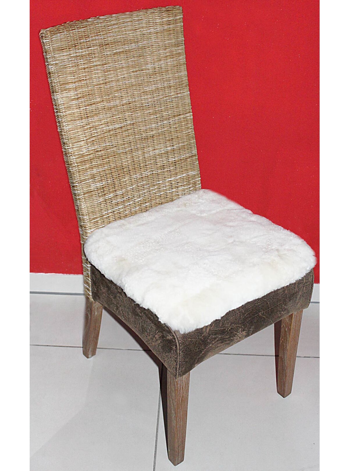 AvM-Möbel, Sitzkissen aus Lammfell