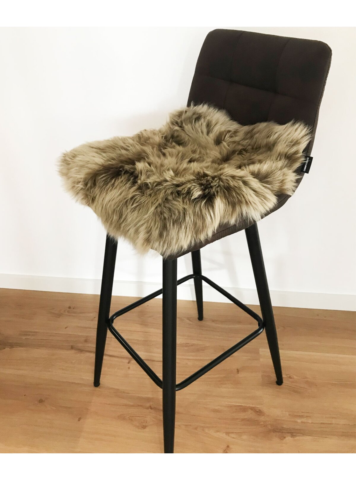 Lammfell Pad Sitzauflage Stuhlauflage Stuhlkissen braun gefärbt aus echtem  Island Lammfell in Taupe kurzwollig 37 x 37 cm