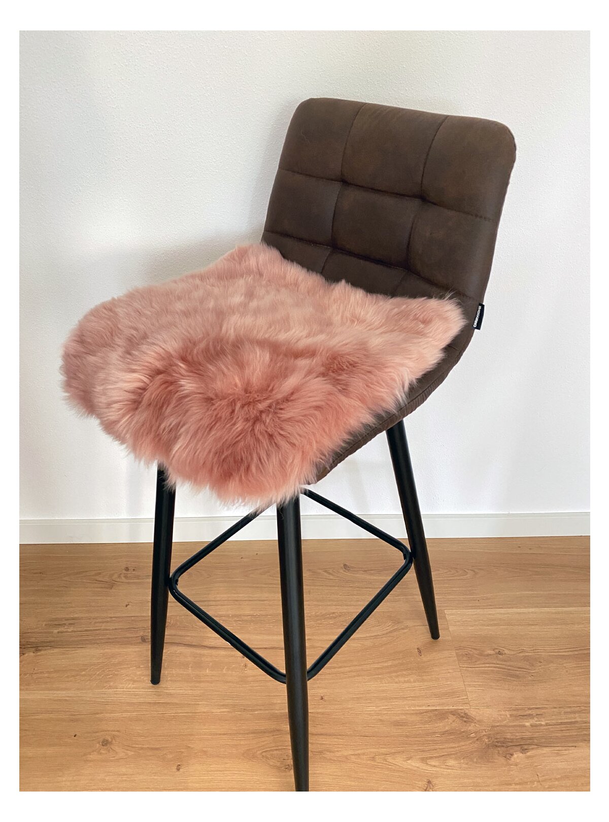 Lammfell Rohn-Moden Sitzauflage Sitzkissen Rollstuhlauflage Kuschelkissen rosa hochwollig Rohn echt Katzenbett Stuhlkissen online Schnucke Moden | kaufen